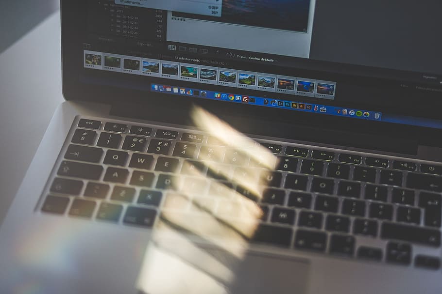 macbook, bærbar, computer, gennemse, forskning, skole, undersøgelse, arbejde, forretning, teknologi, trådløs teknologi, meddelelse, forbindelse, tastatur, computer tastatur, computerudstyr, ingen mennesker, indendørs, tæt på, computer nøgle, computerskærm, bruger bærbar computer, computer del, høj vinkel visning, bevægelse, selektiv fokusering, 2K