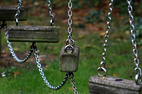 oscilación, cadenas, columpio, cadena, metal, colgando, centrarse en primer plano, nadie, día, material de madera, al aire libre, patio de recreo, naturaleza, de cerca, joyería, patio delantero o trasero, hierba, ausencia, parque - espacio hecho por el hombre, planta, parque, equipo de juego al aire libre, 5K, CC0, dominio público, libre de derechos
