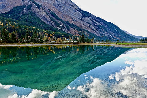 afspejling, sø, bjerge, landskab, fredelig, naturskøn, spejl, naturlig, rolig, berolige, vand, natur, bjerg, scenics, udendørs, rejse, sommer, Europa, scenics - natur, skønhed i naturen, ro, rolig scene, bjergkæde, himmel, dag, træ, ingen mennesker, ikke-urbane scene, idyllisk, plante, rejsemål, havnefronten, bjergtop, 5K, CC0, offentligt domæne, royaltyfrie
