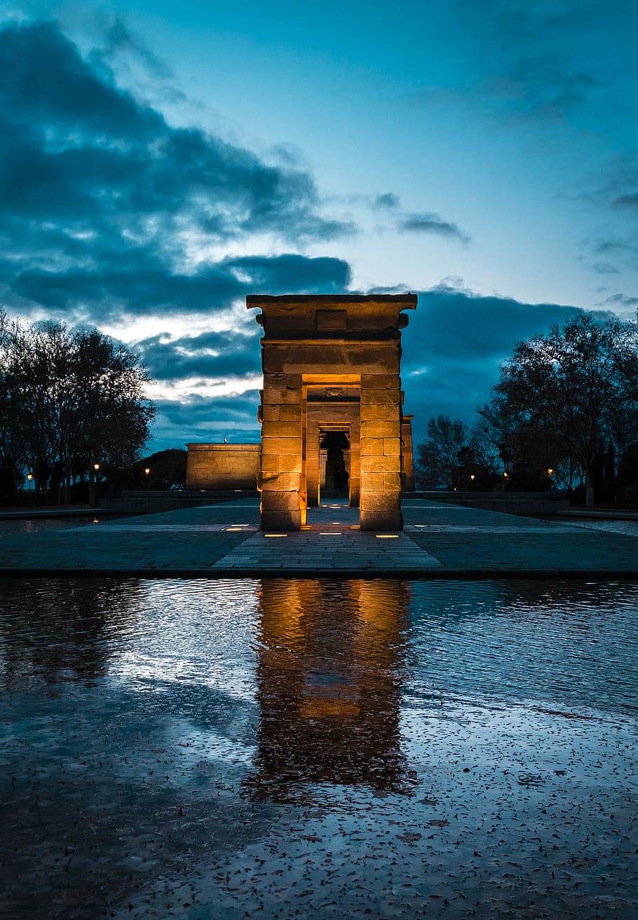 gris, arquitectònic, estructura, cos, aigua, foto de paisatge, marró, concret, torre, antic, porta, temple, reflexió, Egipte, nit, cel, vell, edifici, ciment, temple de debod, blau, llum groc, il·luminat, arquitectura, arbre, naturalesa, estructura construïda, núvol - cel, planta, cap gent, llac, vespre, destinacions de viatge, història, exterior de l'edifici, el passat, religió, creença, davant del mar, a l'aire lliure, 4K