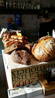 Brot, rustikal, Bäckerei, Essen und Trinken, Lebensmittel, Frische, drinnen, Verkauf, Text, Kommunikation, Stillleben, westliche Schrift, zu verkaufen, Geschäft, keine Leute, fertig für den Verzehr, Wohlbefinden, Preisschild, Sandwich, Nahansicht, Skript, Versuchung, 4K, CC0, gemeinfrei, lizenzfrei