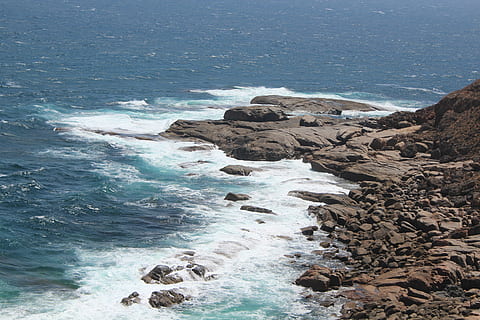skály, útesy, pobřeží, moře, voda, krása v přírodě, Skála, rock - objekt, pevný, scenics - příroda, pohyb, pláž, přistát, vlna, Příroda, sport, idylický, surfování, klid, Skalní formace, vodní sport, den, venku, skalnaté pobřeží, moci, 5K, CC0, veřejná doména, bez autorských práv