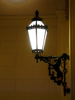 lykta, ljus, lampa, belysning, arkitektur, elektrisk lampa, ljusutrustning, väggbyggande funktion, upplyst, hängande, inget folk, byggd struktur, inomhus, lågvinkelvy, elektricitet, elektriskt ljus, gatubelysning, vägg, tak, monterad, lysande, ljusarmatur, utsmyckad, 2K, CC0, offentligt domän, royaltyfria