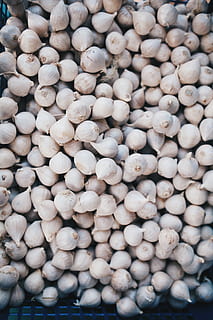 česnek hodně, šedá cibule hodně, zeleniny, česnek, Hmotnost, vzor, flatlay, ploché ležel, textura, přírodní, zdraví, organický, Indonésie, numerou, velká skupina objektů, hojnost, celý rám, pozadí, jídlo, jídlo a pití, stálý život, nikdo, blahobyt, Zdravé stravování, svěžest, vysoký úhel pohledu, den, detail, maloobchodní, na prodej, Příroda, venku, opakování, oblázek, 5K, CC0, veřejná doména, bez autorských práv