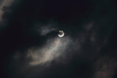fuld, måne halvt dækket, skyer, måne, Sky, aften, dramatisk, nat, astronomi, halvmåne, rumudforskning, scenics, solformørkelse, sky - himmel, rolig scene, udendørs, plads, himmel, natur, ingen mennesker, mørk, fuldmåne, naturligt fænomen, lav vinkel visning, scenics - natur, skønhed i naturen, formørkelse, geometrisk form, ro, planetmåne, måneskin, 5K, CC0, offentligt domæne, royaltyfrie