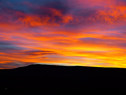 sortida del sol, núvol, vermell, taronja, humor, vermell, taronja, linsenförmig, cel dramàtic, núvol - cel, posta de sol, silueta, naturalesa, escenics, cel, escenics - natura, bellesa a la natura, muntanya, medi ambient, cap gent, color taronja, tranquil·litat, a l'aire lliure, paisatge, escena tranquil·la, horitzó, multicolor, groc, lluminositat, ominós, 4K, CC0, domini públic, lliure de regalies