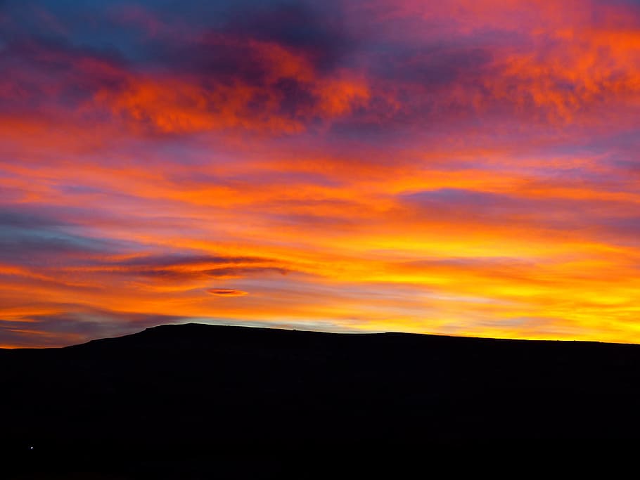 sortida del sol, núvol, vermell, taronja, humor, vermell, taronja, linsenförmig, cel dramàtic, núvol - cel, posta de sol, silueta, naturalesa, escenics, cel, escenics - natura, bellesa a la natura, muntanya, medi ambient, cap gent, color taronja, tranquil·litat, a l'aire lliure, paisatge, escena tranquil·la, horitzó, multicolor, groc, lluminositat, ominós, 4K