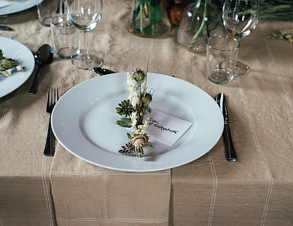 Grün, Weiß, dekorativ, Blume, Teller, Besteck, einstellen, Tabelle, weiße Keramikplatte, Tischdecke, Gabel, Messer, Utensil, Leinen-, Glas, Geschirr, Esstisch, Dekoration, Kelch, Stielgläser, Essgeschirr, Haushaltsausstattung, Gedeck, Trinkglas, Rahmen, Weinglas, keine Leute, drinnen, Küchenutensilien, Essen und Trinken, Tischmesser, Möbel, High Angle View, leeren, leere Platte, den Tisch decken, 4K, CC0, gemeinfrei, lizenzfrei