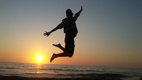 sol, platja, posta de sol, eventide, cel, Brasil, mar, naturalesa, ceu, silueta, a l'aire lliure, gent, saltar, dones, diversió, homes, felicitat, acció, estils de vida, llibertat, joia, estiu, una persona, adult jove, femelles, retroil·luminat, llum solar, aigua, alegre, adult, estil de vida saludable, a l'aire, membre, vitalitat, longitud completa, moviment, braç humà, horitzó sobre l’aigua, part del cos humà, activitat d'oci, part del cos, còpia espai, extremitat humana, braços aixecats, emoció positiva, emoció, 2K