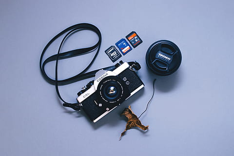 noir, gris, caméra, objectif de la caméra, cosina, dispositif, feuille sèche, électronique, feuille, lentille, protège-objectif, couvre-objectif, Cartes mémoire, micro sd, La technologie, appareil photo - équipement photographique, thèmes de la photographie, prise de vue en studio, nostalgie, matériel photographique, style rétro, personne, objectif - instrument optique, à l'intérieur, culture artistique et divertissement, industrie du cinéma, antique, Film de caméra, vue grand angle, bobine de film, nature morte, directement au-dessus, le passé, appareil photo numérique, caméra SLR, caméra vidéo domestique, 5K, CC0, domaine public, libre de droits