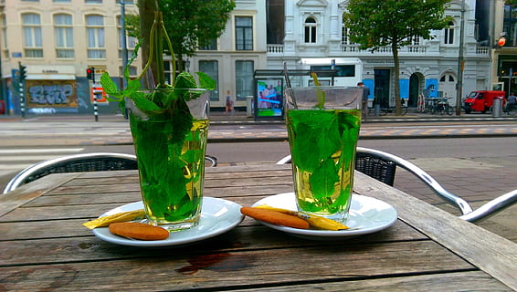 to, klar, glass kopper, hvit, keramisk, plater, tee, mynte, Frisch, forfriskning, amsterdam, spesialitet, t, drikke, slappe av, stille, hvile, kjeks, kafe, gå i stykker, vei, gate kafé, sommer, varm, dra nytte av, nydelig, mat og Drikke, bord, drikkeglass, grønn farge, glass, mat, bygge eksteriør, arkitektur, friskhet, dag, husholdningsutstyr, bygget struktur, by, glass - materiale, tre - materiale, tilfeldige mennesker, fokusere på forgrunnen, utendørs, urt, mynteblad - kulinarisk, 2K, CC0, offentlig domene, opphavsrett gratis