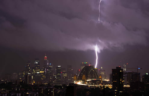 tuono, calcestruzzo, edifici, aereo, fotografia, città, notte, buio, fulmine, nube, architettura, nuvola - cielo, esterno dell'edificio, cielo, struttura costruita, tempesta, costruzione, paesaggio urbano, potere in natura, edificio per uffici esterno, illuminato, grattacielo, energia, temporale, natura, nessuno, alto - alto, all'aperto, moderno, distretto finanziario, 4K, CC0, dominio pubblico, privo di copyright