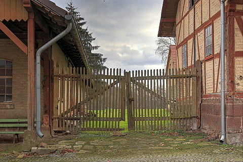 vecchio, vecchio cancello, Germania, architettura, struttura costruita, esterno dell'edificio, cielo, costruzione, nuvola - cielo, recinto, confine, sicurezza, protezione, natura, barriera, giorno, nessuno, cancello, storia, il passato, all'aperto, Casa, colonna architettonica, 5K, CC0, dominio pubblico, privo di copyright