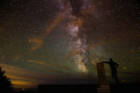 silhuett av mannen, silhuett, person, stående, stjärna, konstellationer, natt, tid, mörk, moln, himmel, stjärnor, galax, människor, man, ensam, astronomi, utomhus, stjärna - utrymme, lugn, inget folk, natur, scenics, rymden, scenics - natur, skönhet i naturen, stjärnfältet, lugn plats, oändlighet, arkitektur, Vintergatan, lågvinkelvy, rymd och astronomi, 5K, CC0, offentligt domän, royaltyfria
