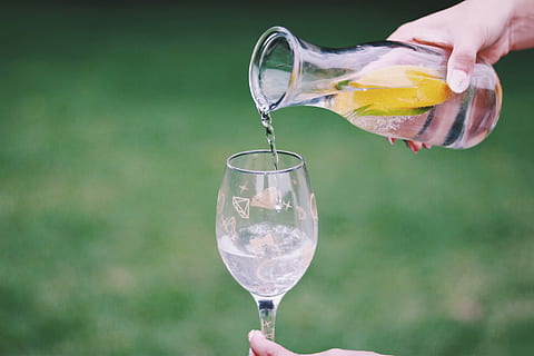 superficiale, focus photography persona, Riempimento, bicchieri di vino, acqua, messa a fuoco superficiale, fotografia, persona, mano umana, alcool, bere, detenzione, bicchiere, all'aperto, estate, scrosciante, avvicinamento, cocktail, persone, liquido, natura, bicchiere di vino, cibo e bevande, mano, parte del corpo umano, una persona, rinfresco, attrezzature domestiche, cibo, stili di vita, concentrarsi sulle conoscenze acquisite, giorno, brocca - brocca, 1080P, CC0, dominio pubblico, privo di copyright