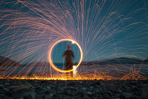 stålullmann, holding, kinaputter, stål-ullfotografering, Mann, stående, vanlig, felt, lysmaling, sirkel, lys, mørk, natt, bevegelse, én person, trådull, sløret bevegelse, spinne, lang eksponering, brenning, ekte folk, belyst, livsstil, brann - naturlig fenomen, Brann, glødende, fritidsaktivitet, gnister, menn, full lengde, hastighet, ferdighet, lys sti, utendørs, 5K, CC0, offentlig domene, opphavsrett gratis