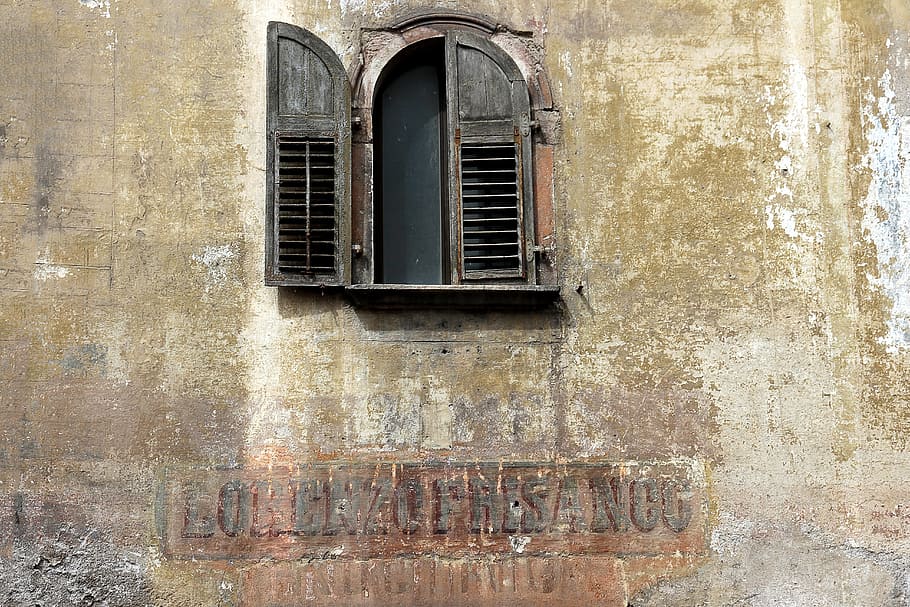finestra, vecchio, vecchia finestra, facciata, storicamente, intemperie, legna, bicchiere, rottura, costruzione, finestre di legno, città vecchia, serramenti, otturatore, Aperto, struttura costruita, architettura, esterno dell'edificio, giorno, caratteristica della parete, nessuno, chiuso, all'aperto, metallo, arco, parete, sicurezza, barra di sicurezza, Inquadratura dal basso, quartiere residenziale, 5K