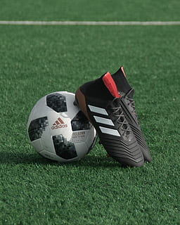 nero, tacchetti adidas, magro, bianca, pallone da calcio adidas, verde, erba, paio, scarpe, campo d'erba, sport, palla, calcio, sport di squadra, attrezzatura sportiva, campo da gioco, campo da calcio, palla da calcio, colore verde, pianta, giorno, campo, scarpa, nessuno, terra, natura, concentrarsi sulle conoscenze acquisite, avvicinamento, concorrenza, torba, linea di cantiere - sport, 5K, CC0, dominio pubblico, privo di copyright