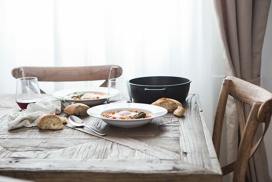 zwei, Weiß, Keramik, Platten, braun, hölzern, Tabelle, Essen kochen, Sitzordnung bei Tisch, Gedeck, Suppe, Abendessen, Topf, Wein, Eintopf, Teller, Esszimmer, Essen, Lebensmittel, Brot, Essen und Trinken, Holz - Material, drinnen, gesundes Essen, Haushaltsausstattung, Wohlbefinden, Frische, keine Leute, Küchenutensilien, Schüssel, Container, Vorhang, Essgeschirr, Löffel, Schneidbrett, Vorbereitung, Getränk, Frühstück, französisches Essen, Geschirr, Tischmesser, Tablett, 5K
