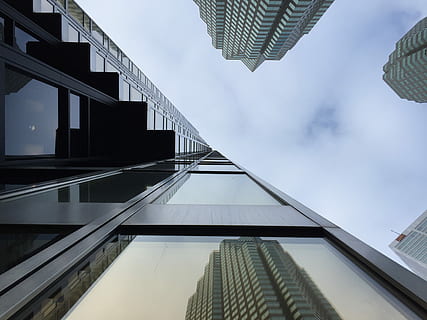 orm, øjenblik, højhus, bygning, orm øjenblik, glasbygning, vindue, afspejling, skyskraber, spejl, overskyet, struktur, arkitektur, facade, by, forretning, by-, perspektiv, himmel, low-angle, bygget struktur, bygning udvendig, lav vinkel visning, glas - materiale, kontorbygning udvendig, moderne, kontor, dag, natur, ingen mennesker, høj - høj, sky - himmel, udendørs, direkte under, finansdistrikt, 2K, CC0, offentligt domæne, royaltyfrie