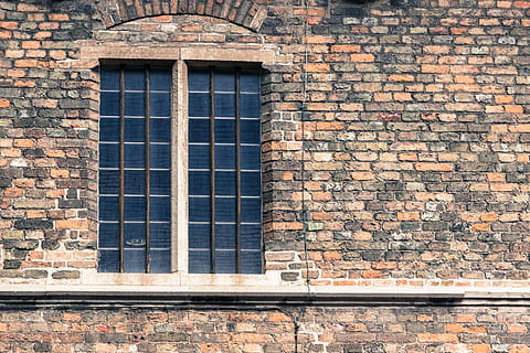finestra, parete, vecchio, muratura, castello, griglia, opere murarie, castello, grattugiare, esterno dell'edificio, architettura, muro di mattoni, struttura costruita, giorno, mattone, costruzione, caratteristica della parete, nessuno, modello, all'aperto, quartiere residenziale, vetro - materiale, Casa, chiuso, design, protezione, muro di pietra, 4K, CC0, dominio pubblico, privo di copyright