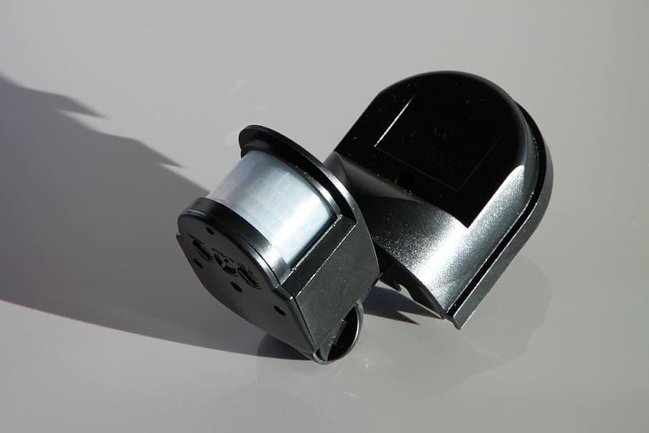electrònica, infrarojos, negre, elèctric, moviment, a l'aire lliure, sensors, tecnologia, cap gent, primer pla, fons blanc, dia, a l'interior, tir de l'estudi, natura morta, metall, gris, sol objecte, fons gris, color plata, equipament, dos objectes, color negre, ombra, seguretat, protecció, vista d’angle alt, connexió, aliatge, acer, crom, 4K
