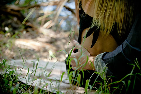 parella, herba, mà, macro, home, a l'aire lliure, gent, fotografia traceyshaw, dona, dones, naturalesa, una persona, femelles, adult jove, planta, adult, dia, part del cos humà, primer pla, activitat d'oci, creixement, color verd, cabell, estils de vida, persones reals, secció mitjana, assegut, pentinat, 4K, CC0, domini públic, lliure de regalies