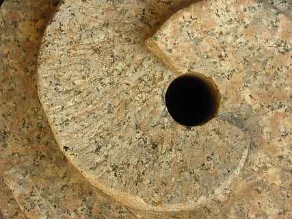 skulptur, sten-, spiraler, mønster, baggrund, hul, geometrisk form, cirkel, ingen mennesker, form, tæt på, tekstureret, solid, baggrunde, fuld ramme, direkte over, indendørs, stenmateriale, natur, dag, murbygningsfunktion, bygget struktur, beton, rullesten, 2K, CC0, offentligt domæne, royaltyfrie