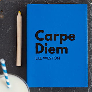 groc, llapis, al costat, carpe, diem, llibre de liz weston, liz, Weston, Caixa, encara, articles, coses, llibre, quadern, revista, extracte, cita, dient, carpe diem, batut, vidre, palla, fusta, blau, bokeh, text, cap gent, primer pla, dia, a l'aire lliure, guió occidental, comunicació, educació, a l'interior, taula, publicació, natura morta, paper, lletra majúscula, aprenentatge, còpia espai, missatge, directament a sobre, 4K, CC0, domini públic, lliure de regalies