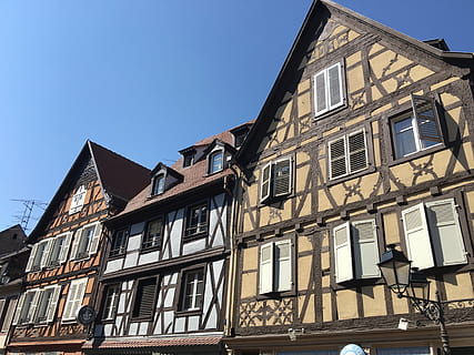 Fassade, Haus, Elsass, Stollen, die Architektur, alte Häuser, Hausfassade, Gebäudehülle, gebaute Struktur, Fenster, Gebäude, Himmel, Natur, klarer Himmel, Flachwinkelansicht, keine Leute, Tag, Wohngegend, Stadt, Sonnenlicht, draußen, Blau, sonnig, in einer Reihe, Stadt, Dorf, Reihenhaus, Wohnung, 4K, CC0, gemeinfrei, lizenzfrei