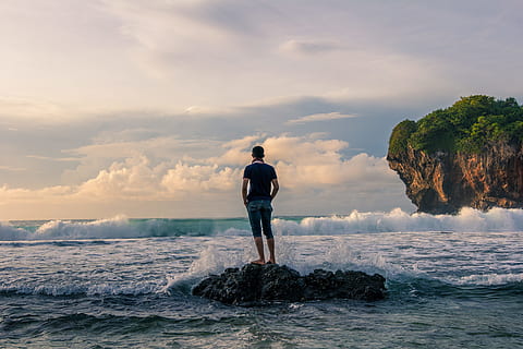 mand, stående, sten-, kysten, solopgang fotografering, strand, skyer, overskyet, landskab, leder, ocean, udendørs, person, rekreation, slap af, klipper, hav, marinemaleri, himmel, surf, træer, vand, bølger, offentlige domæne billeder, en person, skønhed i naturen, sky - himmel, bagfra, rock-objekt, scenics - natur, solid, herrer, klippe, natur, fritidsaktivitet, livsstil, rigtige mennesker, havnefronten, jord, horisont over vand, kigger på visning, 5K, CC0, offentligt domæne, royaltyfrie