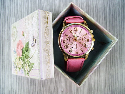 rotondo color oro, rosa, cronografo, orologio, dentro, scatola, tempo, regalo, orologio da donna, suggerimenti, misurazione del tempo, scudo orologio, gioielli, tempo di guardare, tempo trascorso, suggerimenti per l'orologio, bracciali, analogico, colore, orologi, comporre, orologio da polso, ore, fotografie, vetrine, esposizione, in casa, nessuno, natura morta, colore rosa, legno - materiale, vista dall'alto, strumento del tempo, avvicinamento, tavolo, pubblicazione, libro, direttamente sopra, antico, bussola di navigazione, guida, direzione, accessorio personale, viola, orologio da tasca, 2K, CC0, dominio pubblico, privo di copyright