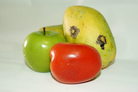 Obst, Gemüse, Tomate, Apfel, Mango, Lebensmittel, Frische, organisch, reif, gesundes Essen, vegetarisches Essen, Diät halten, Essen und Trinken, Wohlbefinden, Studioaufnahme, Nahansicht, grüne Farbe, Stillleben, drinnen, rot, keine Leute, weißer Hintergrund, Apfel - Frucht, Fokus auf den Vordergrund, Gruppe von Objekten, zwei Objekte, ausgeschnitten, 4K, CC0, gemeinfrei, lizenzfrei