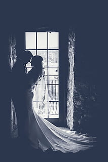 uomo, donna, foto prematrimoniale, silhouette, sposini, erba, nube, cielo, buio, tramonto, persone, coppia, tipo, sposo, sposa, ragazza, tenersi per mano, amore, nozze, toga, vestito, completo da uomo, finestra, solo adulti, solo donne, in casa, giovane adulto, adulto, solo una donna, giovani donne, femmine, persone reali, due persone, donne, stili di vita, in piedi, attività di svago, giorno, tre quarti, vista laterale, architettura, natura, emozione positiva, coppia - relazione, acconciatura, 5K, CC0, dominio pubblico, privo di copyright
