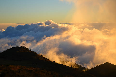 foto de la silueta, turó, polipoli, posta de sol, núvols, muntanya, cel, núvol - cel, bellesa a la natura, escenics - natura, escena tranquil·la, tranquil·litat, medi ambient, naturalesa, cap gent, paisatge, escena no urbana, idíl·lic, a l'aire lliure, terra, volcà, majestuós, llum solar, cel dramàtic, cràter volcànic, cim de muntanya, 4K, CC0, domini públic, lliure de regalies
