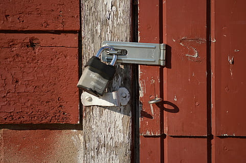 slot, op slot, deur-, veiligheid, beveiligen, veilig, landbouw, beschermen, bescherming, hangslot, vrijwaren, privaat, geheimhouding, bewaker, uitrusting, schuur, Ingang, dag, metaal, hout - materiaal, architectuur, geen mensen, klink, muur - bouwfunctie, ingebouwde structuur, oud, detailopname, buitenshuis, Gesloten, rood, buitenkant van het gebouw, steen, 5K, CC0, publiek domein, royaltyvrij
