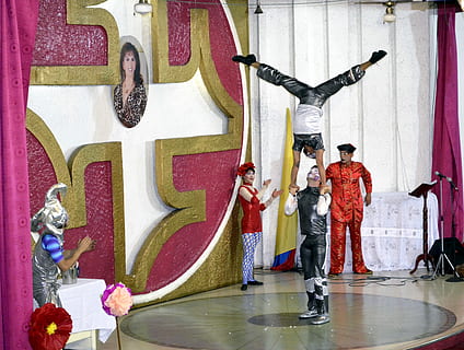 cirkus, show, zábava, plná délka, jen dospělí, dospělý, stojící, lidé, uvnitř, umění a řemesla, tvořivost, nástěnný prvek, lidské zastoupení, skutečných lidí, zastoupení, graffiti, skupina lidí, muži, ženy, životního stylu, mužská podobnost, architektura, nástěnná malba, 2K, CC0, veřejná doména, bez autorských práv