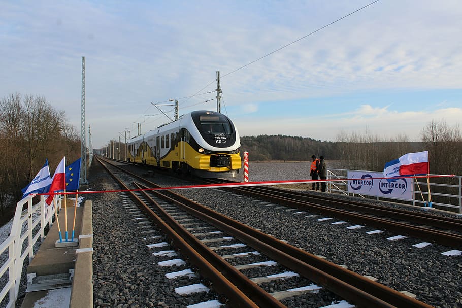 db, xarxa, a, ruta, knappenrode-horka-wegliniec, expansió, doble pista, posada en marxa, pont de la Mare de Déu, rail polonès, transport per ferrocarril, vies del ferrocarril, pista, transport, manera de transport, tren, cel, tren - vehicle, transport públic, naturalesa, núvol - cel, dia, persones reals, viatjar, vehicle terrestre, cable, homes, tren de passatgers, a l'aire lliure, bandera, 5K