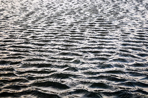 fundo, água, ondas, agua, ondas, cinzento, fluindo, flui, corrente, rio, líquido, Sombrio, brilhante, padrões, superfície, lago, origens, quadro completo, abstrato, padronizar, texturizado, fundos abstratos, ninguém, natureza, beleza na natureza, dia, mar, ondulado, fechar-se, padrão natural, ao ar livre, areia, terra, de praia, visão de alto ângulo, padrão de onda, 4K, CC0, domínio público, royalty free