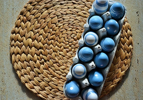 Ostern, Osterei, flach liegen, Urlaub, Ei, Feier, Weiß, Osterzeit, traditionell, große gruppe von gegenständen, High Angle View, keine Leute, Container, Lebensmittel, Stillleben, Essen und Trinken, Korb, Fülle, drinnen, Nahansicht, direkt darüber, Anordnung, Frische, Kunst und Handwerk, Korbweide, Wahl, mehrfarbig, Muster, braun, 4K, CC0, gemeinfrei, lizenzfrei