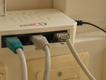 Schalter, Internet, Auslauf, Internet Zugang, Kabel, Netzwerkanschlussstecker, Technologie, Verbindung, Computerkabel, Computernetzwerk, Kommunikation, Elektrizität, drinnen, keine Leute, kabellose Technologie, Ausrüstung, Nahansicht, verdrahtet, Computer, Maschinen, Router, Krankenhaus, Computerausrüstung, elektrische Ausrüstung, Netzteil, 2K, CC0, gemeinfrei, lizenzfrei