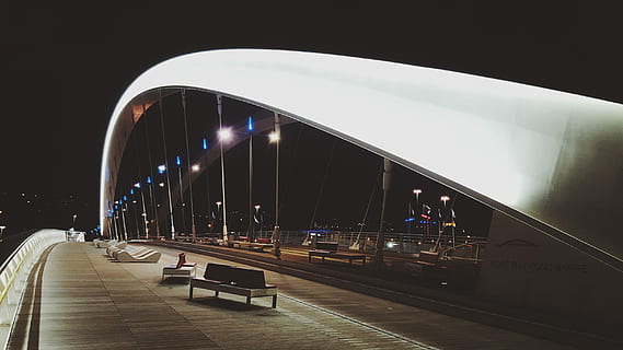 hvid, sort, stofbænk, bro, nattetid, stof, bænk, bro - menneskeskabt struktur, transportmidler, arkitektur, nat, urban scene, vej, jernbanestation platform, belyst, transportform, bygget struktur, by, ingen mennesker, rækværk, bygning udvendig, bil, motor køretøj, udendørs, forbindelse, gadebelysning, himmel, jernbanetransport, bevægelse, land køretøj, moderne, 2K, CC0, offentligt domæne, royaltyfrie