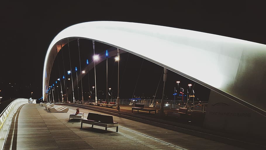 blanc, negre, Banc de tela, pont, nit, teixit, banc, pont - estructura feta per l'home, transport, arquitectura, escena urbana, carretera, plataforma d’estació de ferrocarril, il·luminat, manera de transport, estructura construïda, ciutat, cap gent, barana, exterior de l'edifici, cotxe, automòbil, a l'aire lliure, connexió, llum del carrer, cel, transport per ferrocarril, moviment, vehicle terrestre, modern, 2K