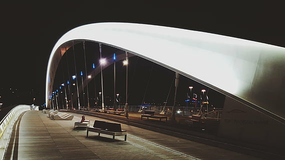 sofás en el puente, arquitectura, edificio, infraestructura, estructura, establecimiento, silla, lámpara, noche, oscuro, transporte, la carretera, ciudad, al aire libre, iluminado, nadie, cielo, estructura construida, modo de transporte, conexión, barandilla, puente, exterior del edificio, luz de la calle, puente - estructura hecha por el hombre, Vehículo de motor, coche, viaje, moderno, 2K, CC0, dominio público, libre de derechos