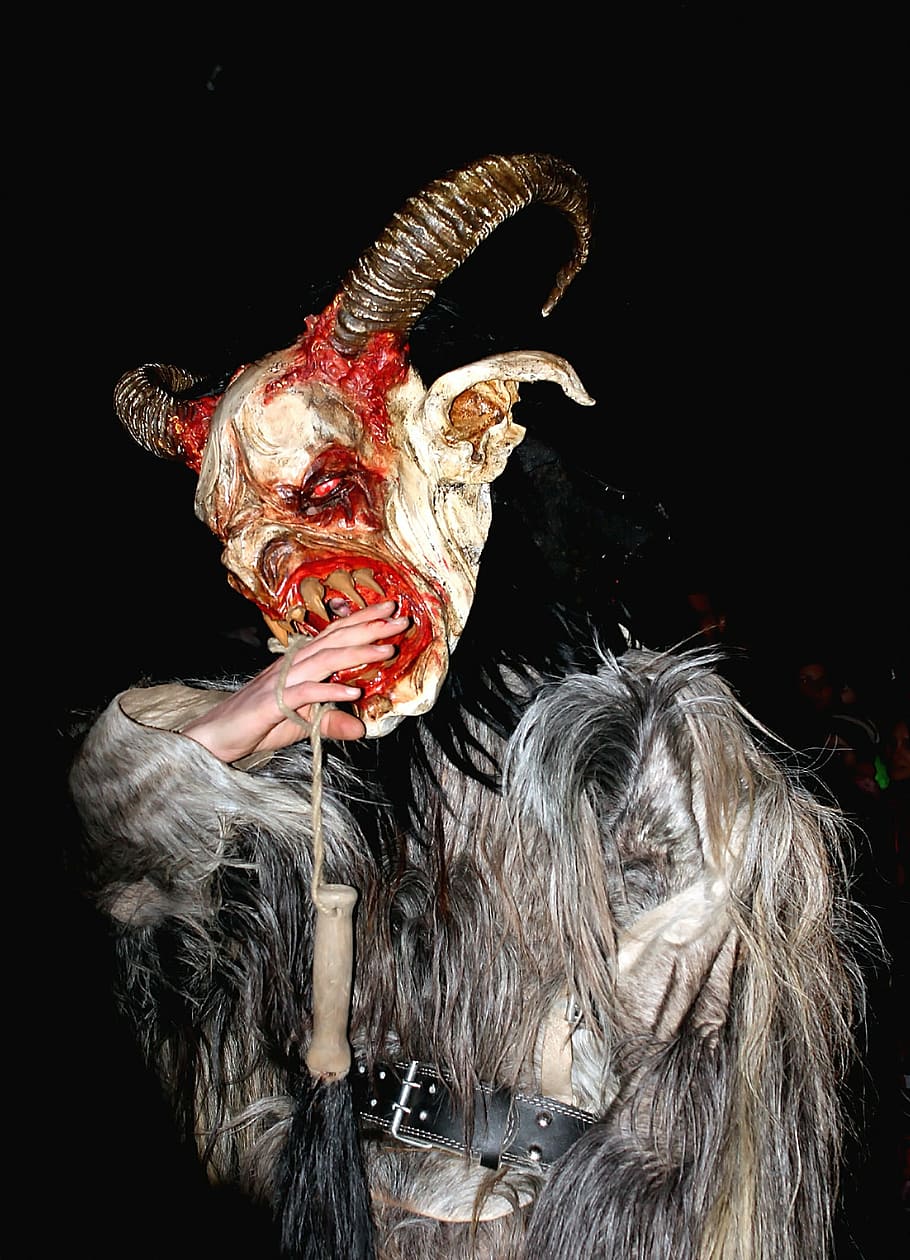 vestit de dimoni, pell, monstre, diable, por, màscara, horror, terrible, ansietat, el cruel, dents, carnaval, fons negre, disfressa, a l'interior, una persona, cultura i entreteniment artístic, tir de l'estudi, adult, cabell, rendiment, retrat, persones reals, pentinat, cabell llarg, tallar, ploma, vertebrats, dones, braços aixecats, braç humà, etapa, 1080P