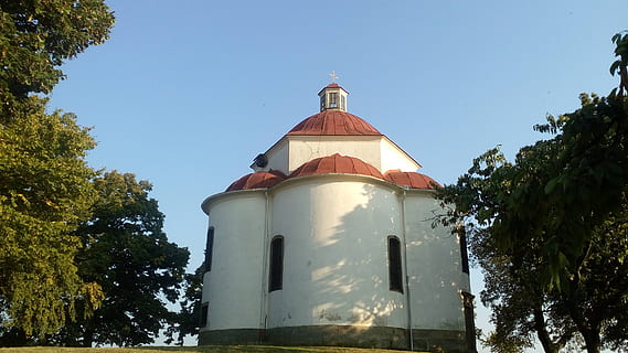 kapel, treenighed, symbol, pilgrimsrejse, Rosice, arkitektur, kirke, historie, berømte sted, tårn, kulturer, træ, bygget struktur, plante, bygning udvendig, himmel, religion, natur, sted for tilbedelse, lav vinkel visning, ingen mennesker, tro, bygning, spiritualitet, dag, dome, skyfri himmel, udendørs, 2K, CC0, offentligt domæne, royaltyfrie