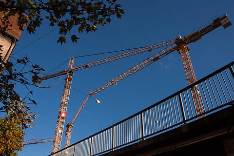 bro, rækværk, kraner, træ, blade, bro, rækværk, himmel, blå, websted, konstruktion, industri, udendørs, by, dag, arkitektur, bygget struktur, byggebranchen, byggeplads, maskineri, natur, ingen mennesker, forbindelse, kran - entreprenørmaskiner, metal, sikkerhed, lav vinkel visning, bro - menneskeskabt struktur, udvikling, jern - metal, bjælke, byggemateriale, 4K, CC0, offentligt domæne, royaltyfrie