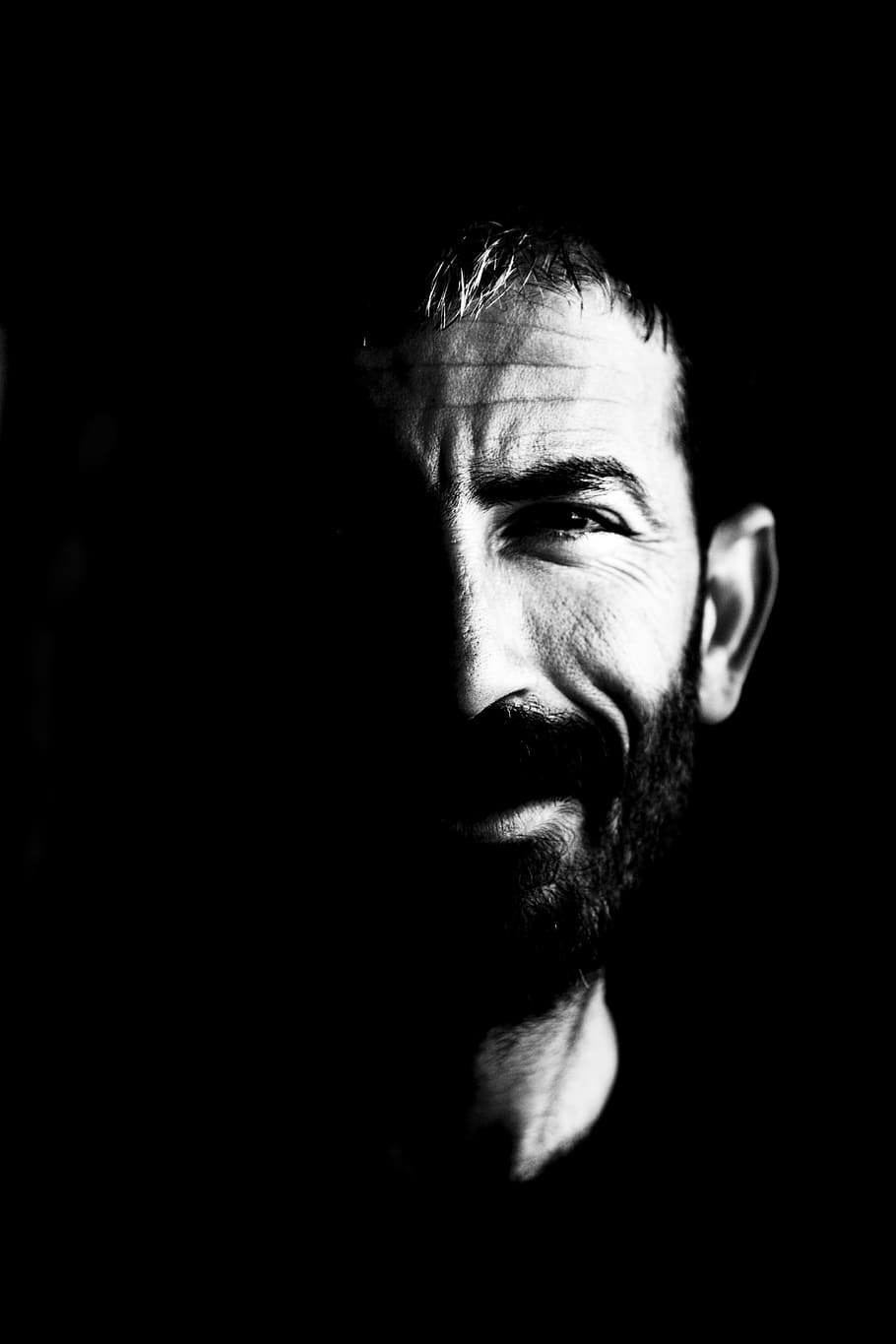 portrét, člověk, tvář, krocan, přehled, smát se, Černý a bílý, mužský, profil, mardin, jedna osoba, studio shot, černé pozadí, uvnitř, střela do hlavy, mladí muži, při pohledu na fotoaparát, muži, detail, kopie prostor, mladého dospělého, čelní pohled, temný, část lidského těla, část těla, samci, vážné, lidská tvář, rozjímání, 4K