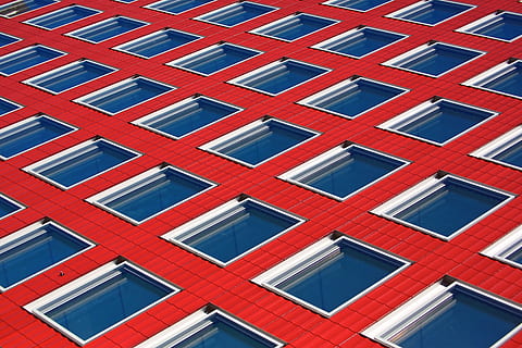 architektura, budova, infrastruktura, okno, Červené, stavba, exteriér budovy, sklo - materiál, pozadí, celý rám, nikdo, vzor, opakování, město, v řadě, design, nízký úhel pohledu, kancelářská budova exteriér, moderní, tvar, den, byt, luxus, 5K, CC0, veřejná doména, bez autorských práv