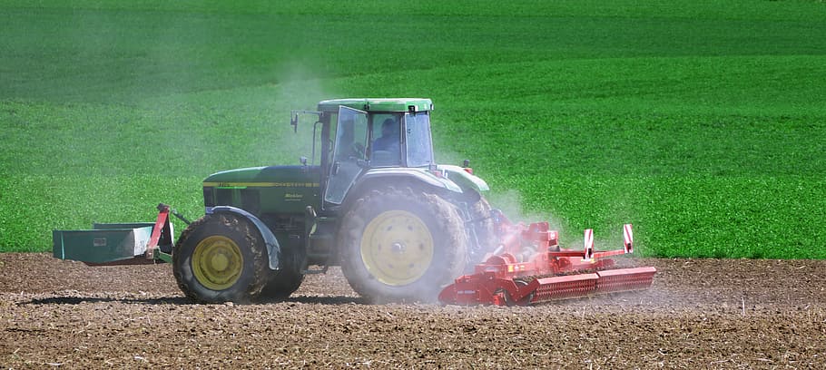 tractor de john deere, camp, durant el dia, tractor, cultivable, polsós, primavera, terra, agricultura, economia agrícola, Bauer, maquinària agrícola, transport, naturalesa, equipament agrícola, escena rural, dia, planta, creixement, maquinària, granja, vehicle terrestre, paisatge, herba, color verd, manera de transport, cap gent, a l'aire lliure, 5K